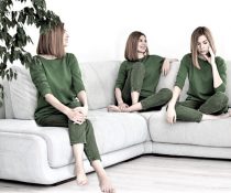 διασχιστική διαταραχή προσωπικότητας γυναίκα με πράσινα ρούχα 4 μορφές της σε καναπέ