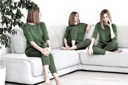 διασχιστική διαταραχή προσωπικότητας γυναίκα με πράσινα ρούχα 4 μορφές της σε καναπέ