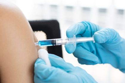 σχέδιο εμβολιασμού γιατρός κάνει εμβόλιο σε πολίτη