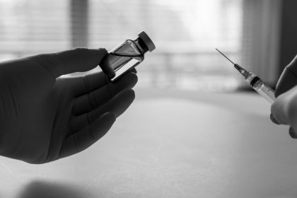 Οι πλουσιότερες χώρες έχουν δεσμεύσει το 51% των δόσεων των εμβολίων