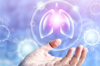 χέρι κρατάει τον πνεύμονα με μετάλλαξη του γονιδίου