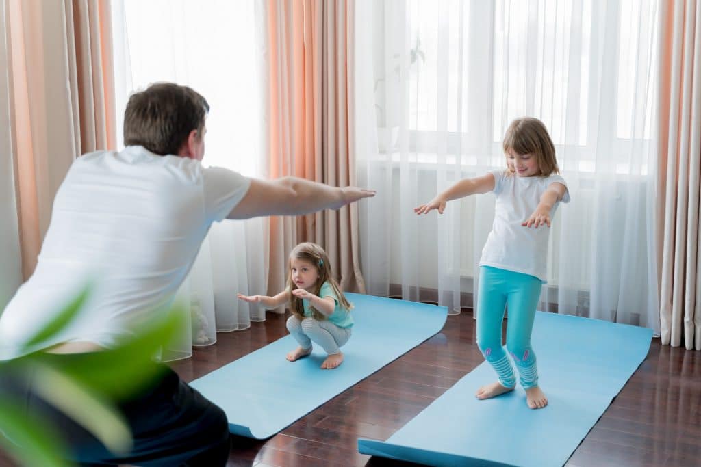 lockdown οικογένεια ασκείται στο σπίτι