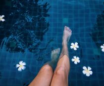 Πόδια μέσα σε νερό με λουλούδια