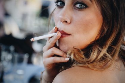 Οι καπνιστές τελικά κινδυνεύουν λιγότερο από τον Covid-19;