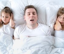 υπνική άπνοια πατέρας ροχαλίζει και ενοχλεί τις κόρες του