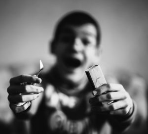 πυρομανία παιδί παίζει με σπίρτα