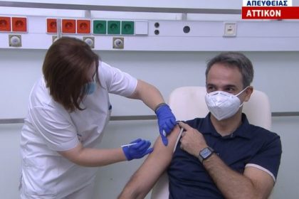 Νοσηλεύτρια κάνει εμβόλιο στον πρωθυπουργό