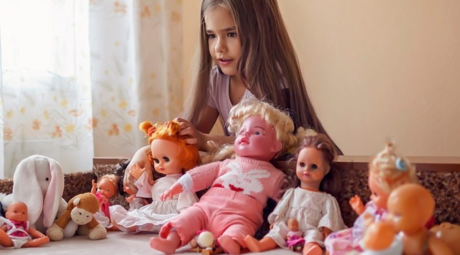 κοριτσάκι παίζει με κούκλες και αναπτύσσει την έννοια της ενσυναίσθηση
