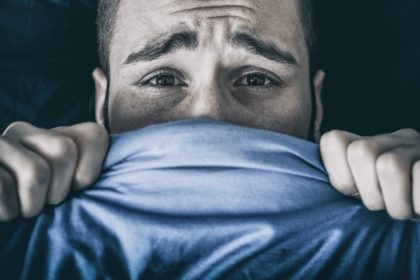 Υπνική παράλυση άντρας φοβισμένος στο κρεβάτι σκεπασμένος