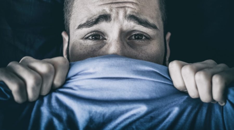 Υπνική παράλυση άντρας φοβισμένος στο κρεβάτι σκεπασμένος