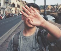 διασχιστική διαταραχή προσωπικότητας αγόρι κρύβει το πρόσωπό του