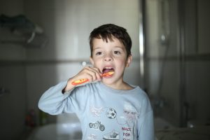 παιδικές πιτζάμες μικρό παιδί πλένει τα δόντια του