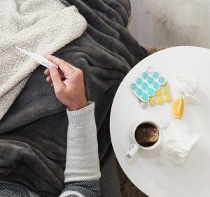 άνδρας με θερμόμετρο πυρετός από παρενέργειες