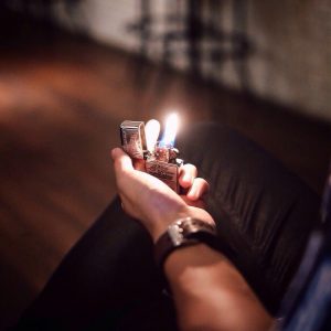 πυρομανία άνδρας με αναπτύρα στο χέρι του