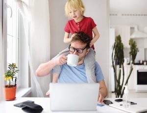 εργασιομανία πατέρας δουλεύει από το σπίτι του με το παιδί του