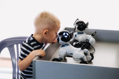 θεραπεία ρομποτικού ζώου παιδί παίζει με σκυλιά ρομπότ