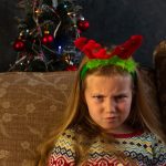 χαμογελαστή κατάθλιψη κορίτσι θυμωμένο τα χριστούγεννα