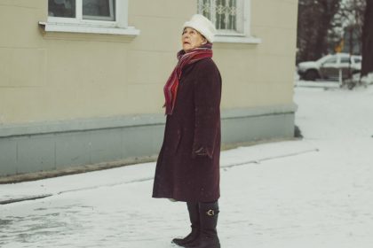 άνοια γυναίκα με άνοια χαμένη στον δρόμο