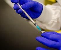 εμβολιασμοί γιατρός κάνε εμβόλιο σε πολίτη