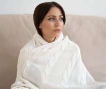 γυναίκα με μετατραυματικό στρες σκέφτεται με τρόμο στο βλέμα