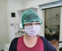αρνητές εμβολίου γιατρός με μάσκα