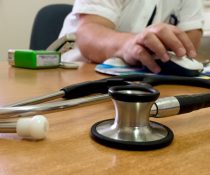 γιατρός στο ιατρείο του εργάζεται στον υπολογιστή