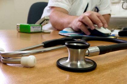 γιατρός στο ιατρείο του εργάζεται στον υπολογιστή