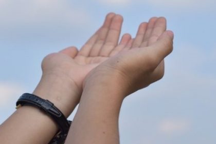 Σύνδρομο του Μεσσία άνθρωπος προσεύχεται στον ουρανό