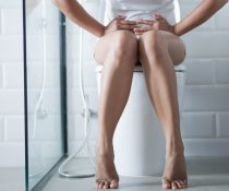 γυναίκα στην τουαλέτα με πόνο στην κοιλιά και αίμα στα κόπρανα