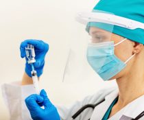 αλλεργικές αντιδράσεις γυναίκα γιατρός κάνει εμβόλιο