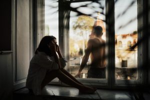 τοξική σχέση γυναίκα στεναχωρημένη στο παράθυρο