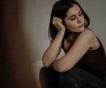 ανηδονία γυναίκα σκεπτική και στεναχωρημένη