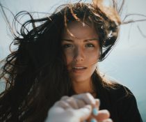 βιταμίνες μαλλιά πλούσια μαλλιά γυναίκας ανεμίζουν στον αέρα