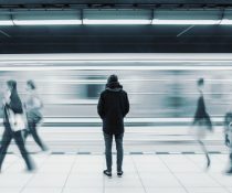 άντρας μόνος στο μετρό