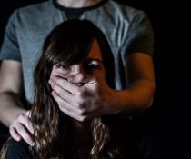 βιασμός άνδρας φημώνει το στόμα γυναίκας με το χέρι του