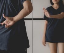 άπιστος σύντροφος άνδρας λέει ψέματα στη γυναίκα του