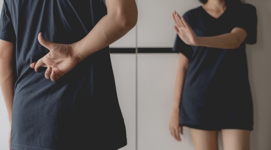 άπιστος σύντροφος άνδρας λέει ψέματα στη γυναίκα του