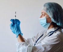 εμβολιασμός υγειονομικών γιατρός κρατά εμβόλιο