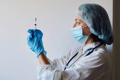 εμβολιασμός υγειονομικών γιατρός κρατά εμβόλιο