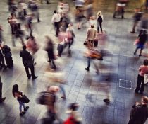 ανοσία της αγέλης διάχυση της ευθύνης άνθρωποι σε κεντρική πλατεία