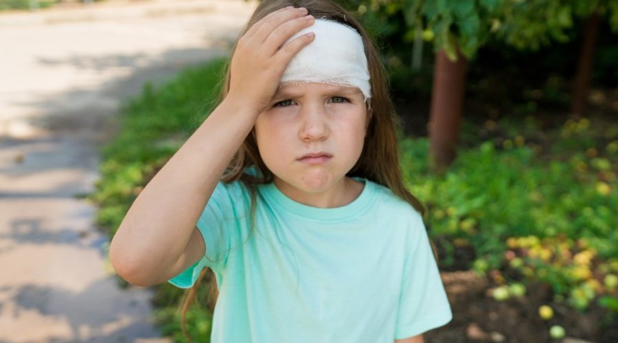 κορίτσι κρατάει το κεφαλι του που πονάει