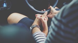 έρωτασ ψυχολογία ζευγάρι κρατάει ο ένας το χέρι του άλλου στο αμάξι