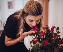 γυναίκα με ανοσμία που μυρίζει κόκκινα τριαντάφυλα