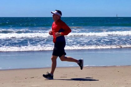 άνδρας με βηματοδότη τρέχει στην παραλία