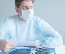 απώλεια όσφρησης άντρας με απλανές βλέμμα