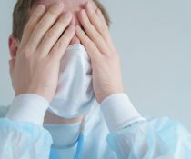 γιατρός με ψυχικές διαταραχές λόγω covid βάζει τα χέρια στο προσωπο του