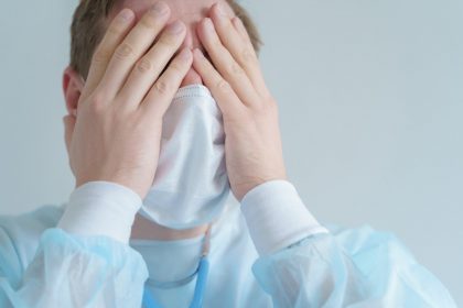 Covid-19: Ψυχικές διαταραχές σχεδόν στο 50% των εργαζομένων σε ΜΕΘ στη Βρετανία