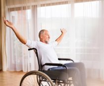 κατ' οίκον εμβολιασμός - Ηλικιωμένος σε αμαξίδιο μέσα στο σπίτι του