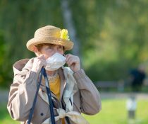 ηλικιωμένη γυναίκα με μάσκα ανήκει στις ευπαθείς ομάδες
