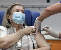 θεοδωρίδου εμβολιάζεται στο νοσοκομείο